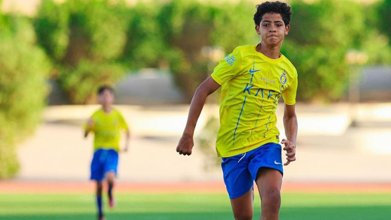 Con trai Ronaldo ‘siuuu’ khi ghi bàn trong trận ra mắt U13 Al Nassr - Ảnh 1