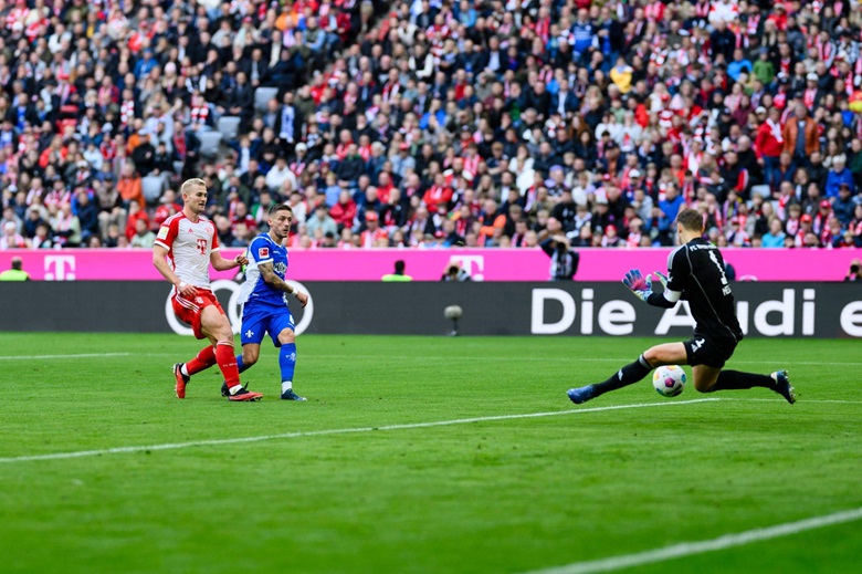 Neuer trở lại khung gỗ Bayern Munich sau 351 ngày, 4 phút đã bị đồng đội 'báo' - Ảnh 1