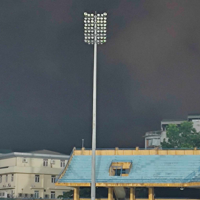 Sân Hàng Đẫy gặp sự cố hy hữu khiến trận Hà Nội FC vs Hải Phòng tạm hoãn giữa chừng - Ảnh 1