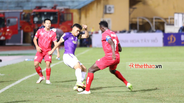 Sân Hàng Đẫy gặp sự cố hy hữu khiến trận Hà Nội FC vs Hải Phòng tạm hoãn giữa chừng - Ảnh 3