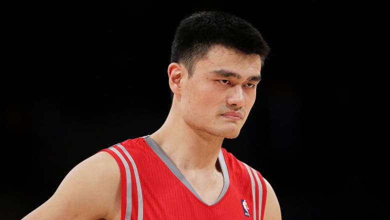 'Người khổng lồ' Yao Ming: Bị Trung Quốc ép chơi bóng rổ và con đường trở thành huyền thoại - Ảnh 2