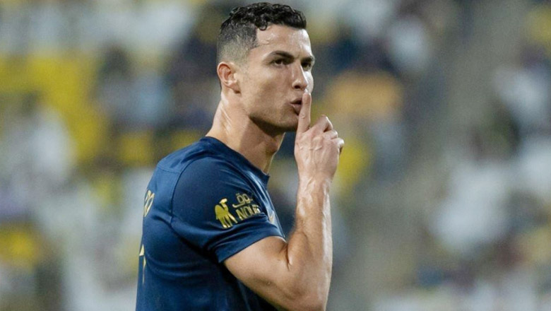 Ronaldo đòi thay trọng tài, ra dấu 'im lặng' khi người hâm mộ hô vang tên Messi - Ảnh 2
