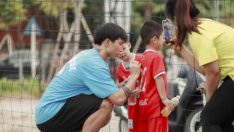 Đoàn Văn Hậu truyền cảm hứng cho 10.000 cầu thủ nhí VietGoal tại Hà Nội Super Cup 2023   - Ảnh 2