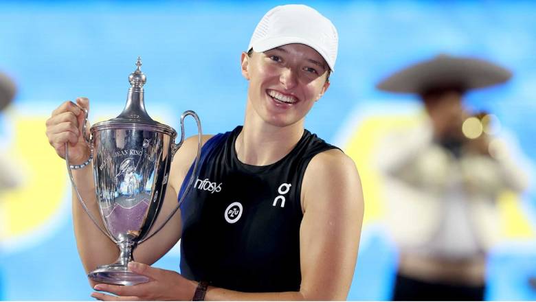 Iga Swiatek kết thúc năm 2023 với ngôi số 1 thế giới sau chức vô địch WTA Finals - Ảnh 1