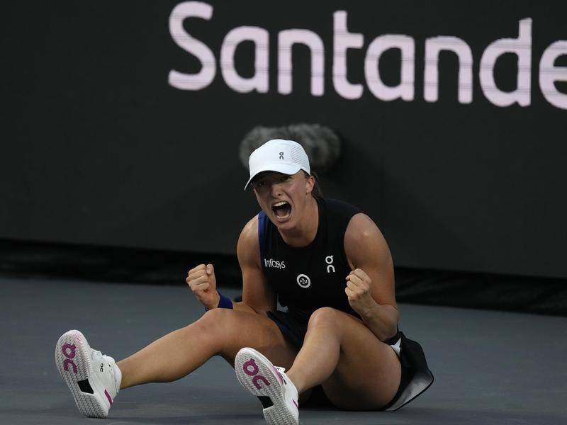 Iga Swiatek kết thúc năm 2023 với ngôi số 1 thế giới sau chức vô địch WTA Finals - Ảnh 2