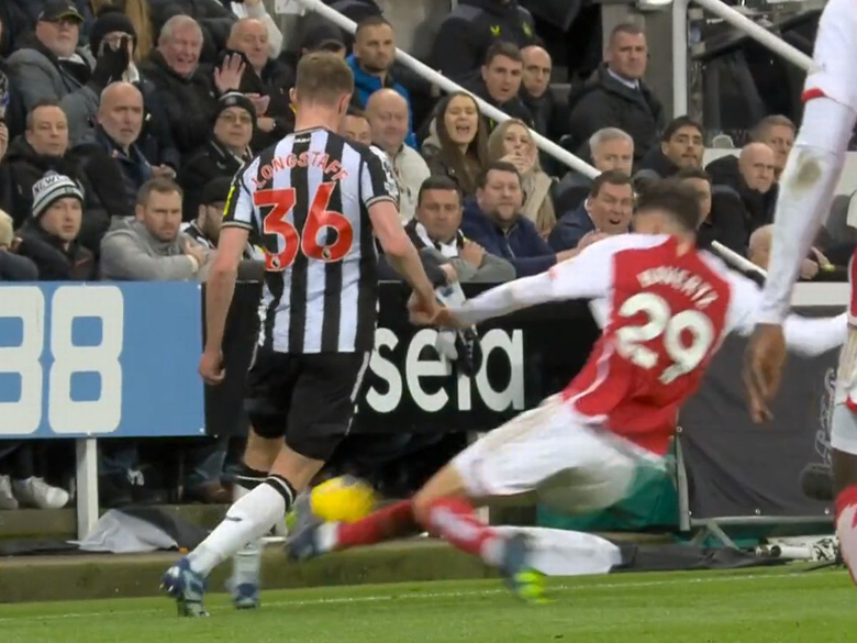 Trọng tài thừa nhận mắc lỗi trong bàn thắng gây tranh cãi trận Newcastle vs Arsenal - Ảnh 2