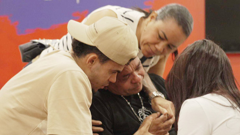 Nghẹn ngào khoảnh khắc cha Luis Diaz gặp lại con sau 2 tuần bị bắt cóc - Ảnh 1