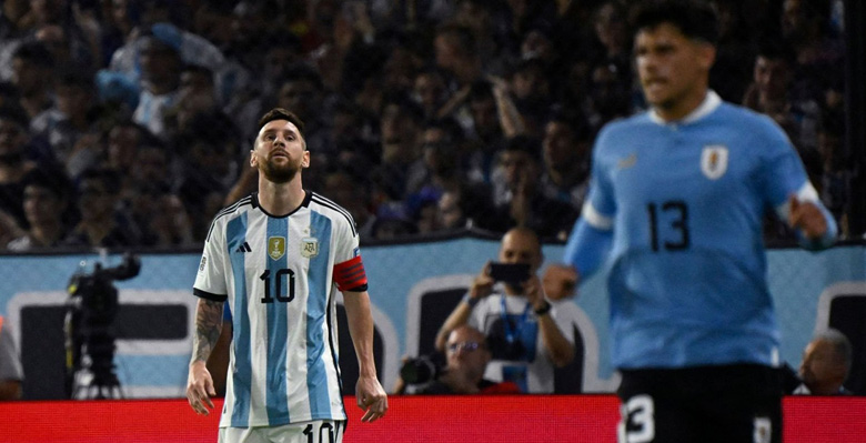 Messi tẩn đối thủ nhưng không bị trọng tài phạt, fan tố FIFA đứng sau 'bảo kê' - Ảnh 1