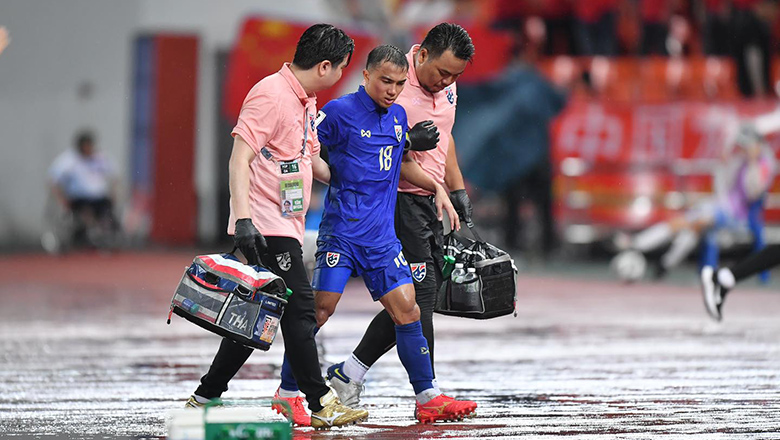 Messi Thái Lan chấn thương, phải để bác sĩ dìu khỏi sân trong trận thua Trung Quốc - Ảnh 1