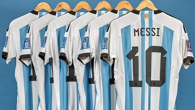 Bộ áo đấu của Lionel Messi ở World Cup 2022 được bán với giá 241 tỷ đồng - Ảnh 1