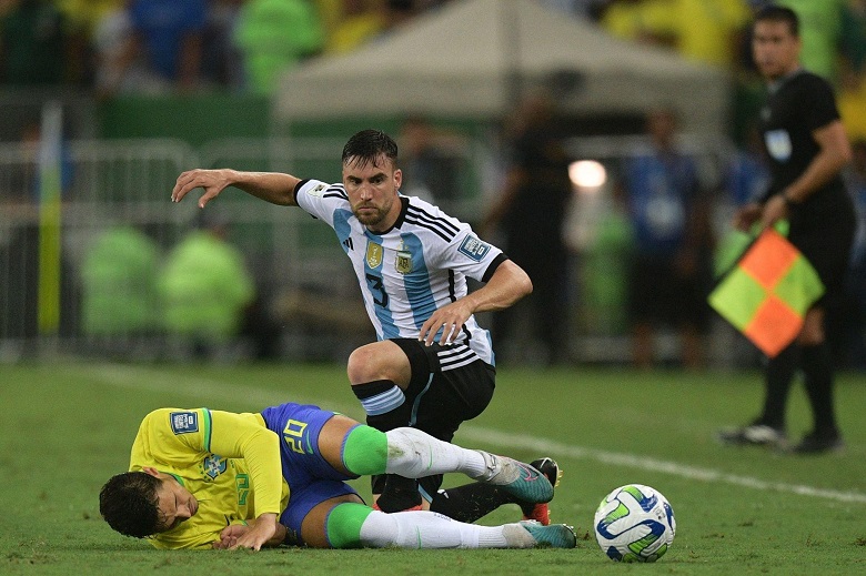 Màn ‘tỉ thí võ thuật’ Brazil vs Argentina: 42 pha phạm lỗi, 1 thẻ đỏ trực tiếp - Ảnh 1