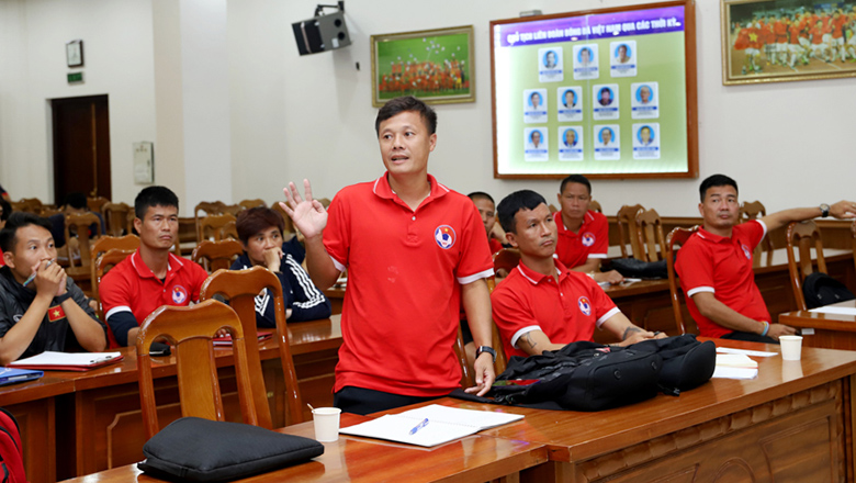 Philippe Troussier gặp gỡ các HLV tương lai của bóng đá Việt Nam - Ảnh 1