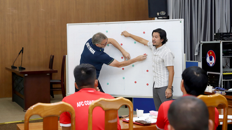 Philippe Troussier gặp gỡ các HLV tương lai của bóng đá Việt Nam - Ảnh 2