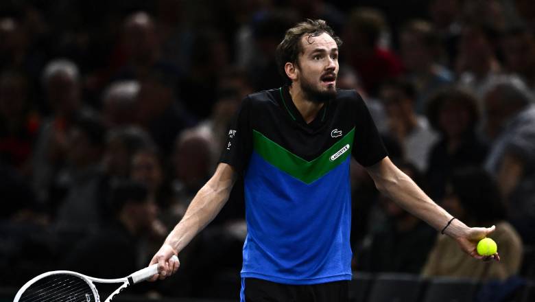 Medvedev nối gót Alcaraz, bị loại khỏi Paris Masters ngay ở vòng 2 - Ảnh 1