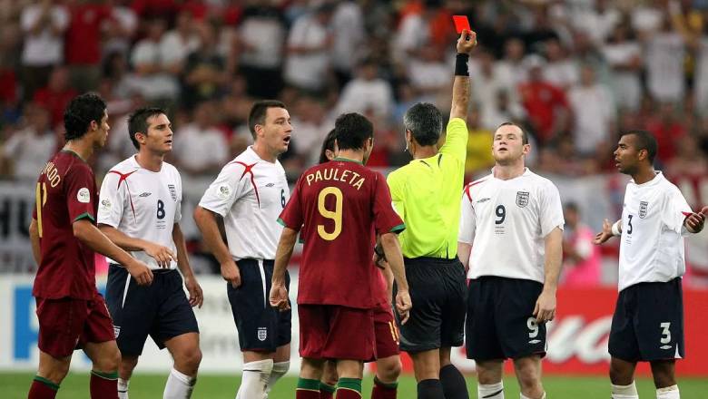 Ronaldo nháy mắt ẩn ý khiến Rooney ôm hận: Chiếc thẻ đỏ bị gài hay sự bịa đặt trắng trợn của truyền thông? - Ảnh 1