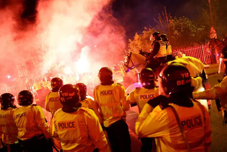 46 người bị bắt giữ, 4 cảnh sát bị thương trong vụ bạo loạn kinh hoàng của CĐV Aston Villa - Ảnh 1