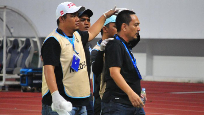 Các CĐV Indonesia lại tràn xuống sân gây bạo loạn, tấn công cả sếp lớn Liên đoàn - Ảnh 2
