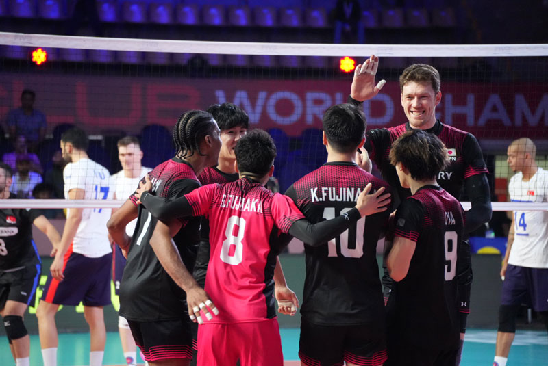 'Quái vật bóng chuyền Nga' giúp đội bóng Nhật Bản thắng đậm ở giải Vô địch các CLB nam thế giới - Ảnh 1