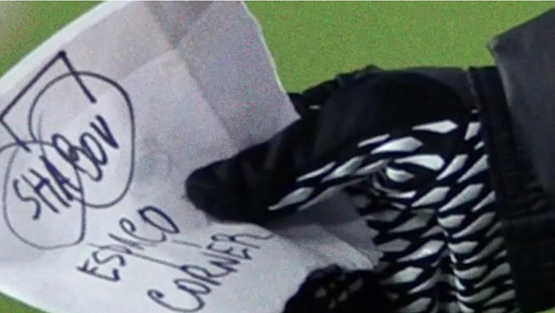 Hé lộ mảnh giấy HLV Mourinho đưa cho cậu bé nhặt bóng, giúp AS Roma có điểm dù đá 9 người - Ảnh 1