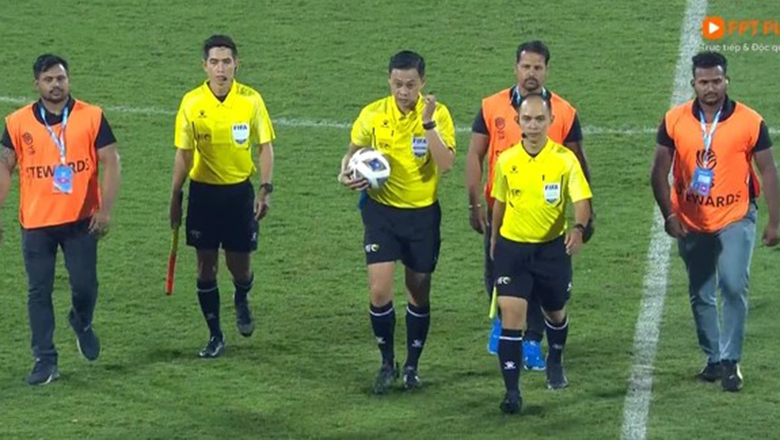 Trọng tài Ngô Duy Lân gây tranh cãi ở AFC Cup, phải nhờ bảo vệ hộ tống rời sân - Ảnh 1