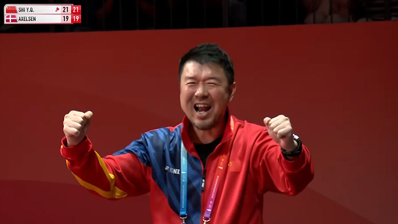 HLV cầu lông Trung Quốc ăn mừng 'như vô địch' khi Shi Yu Qi hạ Axelsen - Ảnh 1