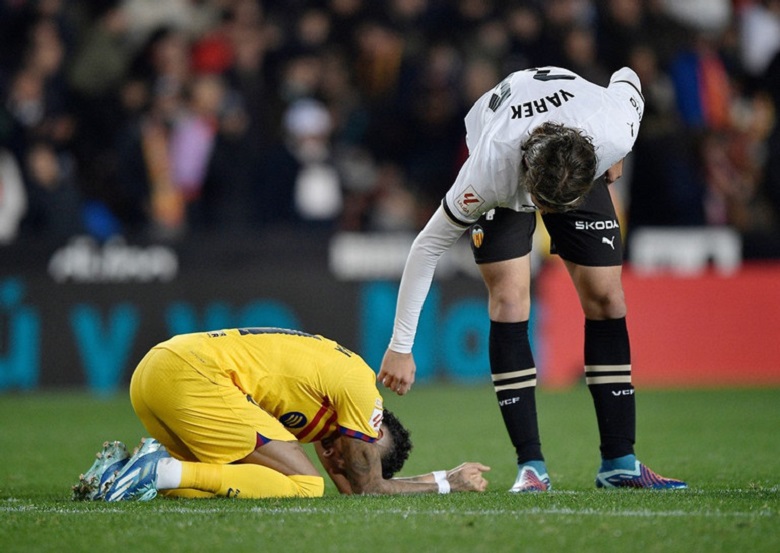 Kết quả bóng đá Valencia vs Barcelona: Khủng hoảng không hồi kết - Ảnh 1