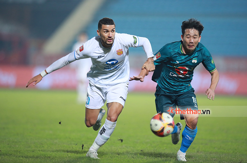 HLV Kiatisuk: Chỉ thua 3 bàn trước Nam Định là còn may cho HAGL - Ảnh 1