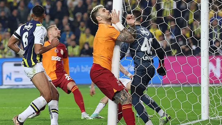 Mauro Icardi bị đối thủ đấm gục xuống sân, đẩy vào cột dọc ở trận ‘Derby Thổ Nhĩ Kỳ’ - Ảnh 2