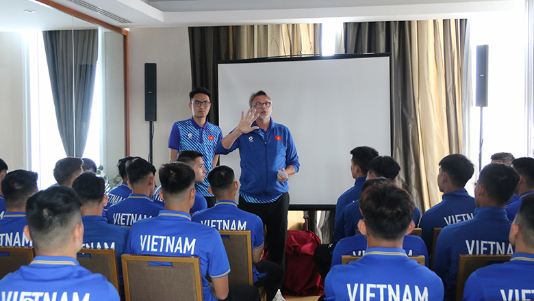 HLV Troussier họp nhanh với ĐT Việt Nam, nhắc cầu thủ tự giác trong sinh hoạt - Ảnh 1