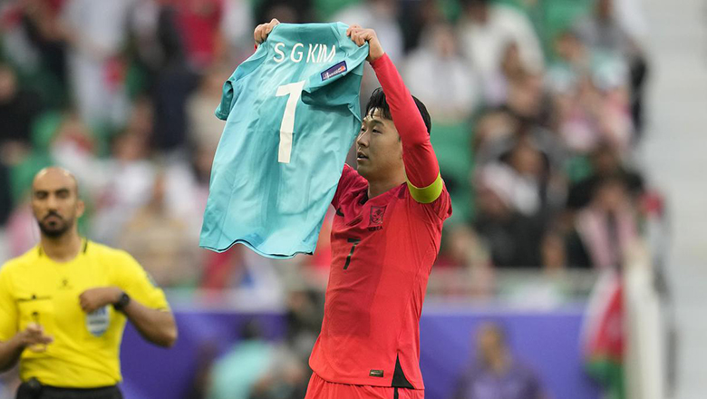 Son Heung Min tri ân đồng đội bị đứt dây chằng tại Asian Cup sau khi ghi bàn - Ảnh 1