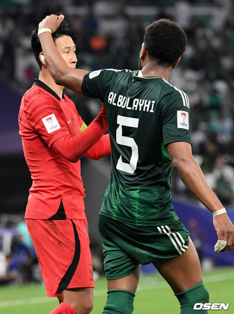 Hậu vệ Saudi Arabia xoa đầu Son Heung Min, bóp cổ Hwang Hee Chan trong trận thua Hàn Quốc - Ảnh 1
