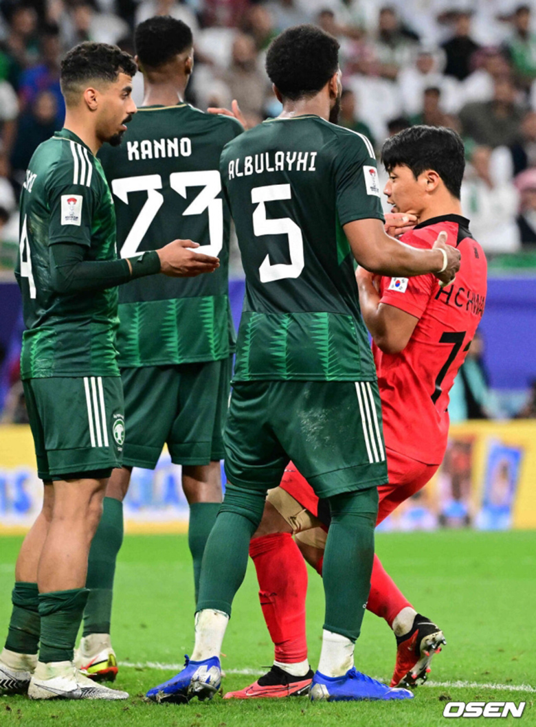 Hậu vệ Saudi Arabia xoa đầu Son Heung Min, bóp cổ Hwang Hee Chan trong trận thua Hàn Quốc - Ảnh 3