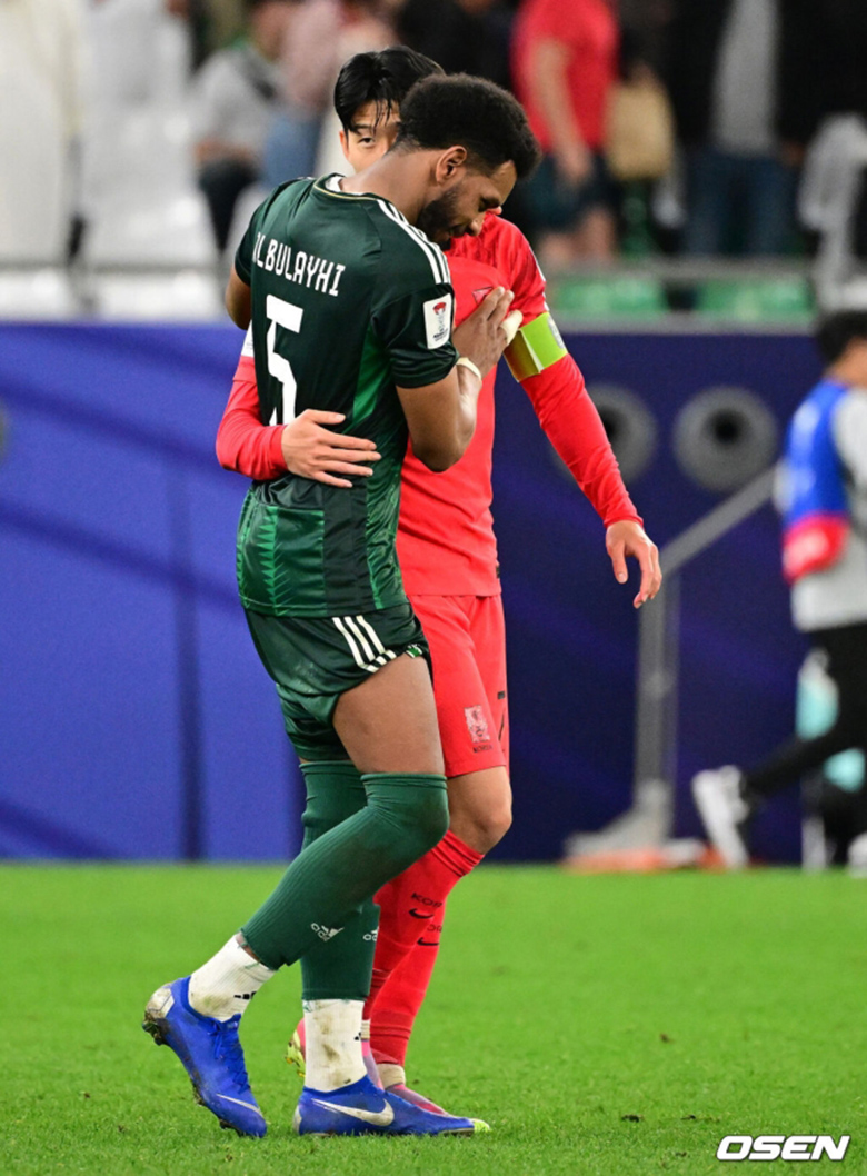 Hậu vệ Saudi Arabia xoa đầu Son Heung Min, bóp cổ Hwang Hee Chan trong trận thua Hàn Quốc - Ảnh 6