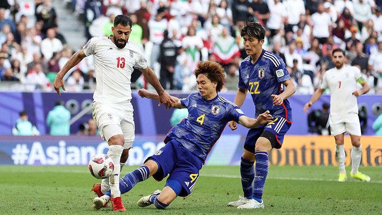 Hai sao Nhật Bản tranh bóng với nhau trong vòng cấm, biếu quả 11m quyết định cho Iran - Ảnh 1