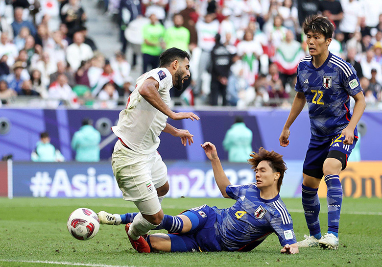 Hai sao Nhật Bản tranh bóng với nhau trong vòng cấm, biếu quả 11m quyết định cho Iran - Ảnh 2