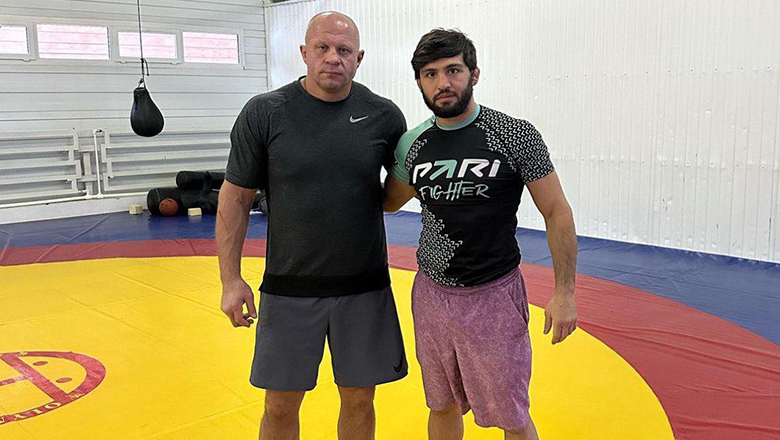 Tsarukyan được 'Hoàng đế' Fedor Emelianenko giúp sức trước UFC 300 - Ảnh 1