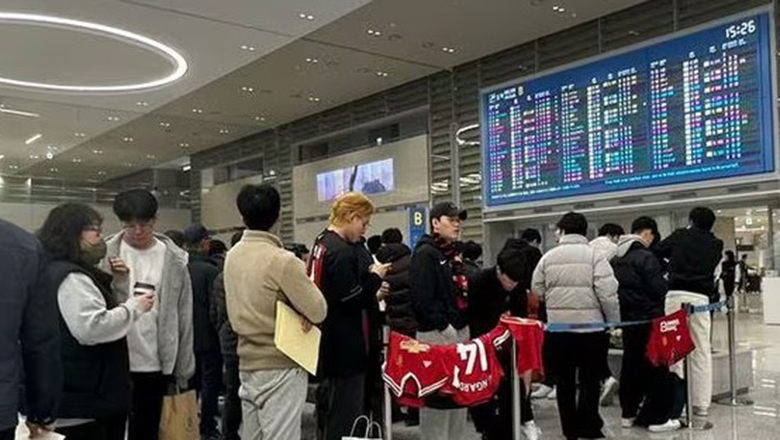 CĐV Hàn Quốc xếp hàng ở sân bay đón Jesse Lingard - Ảnh 1