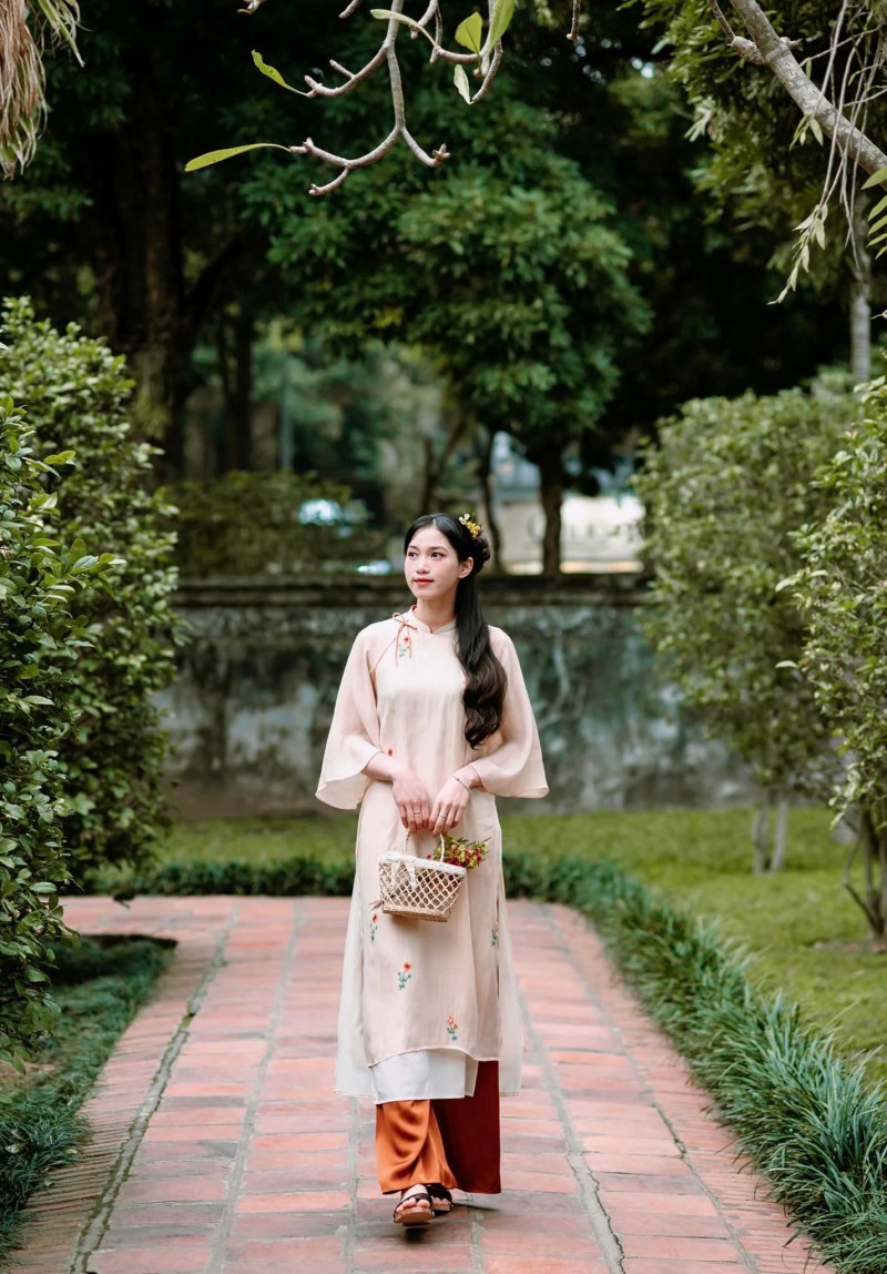Ngọc nữ bóng chuyền Việt Nam diện áo dài xưa khoe nhan sắc xinh hơn hoa hậu - Ảnh 1