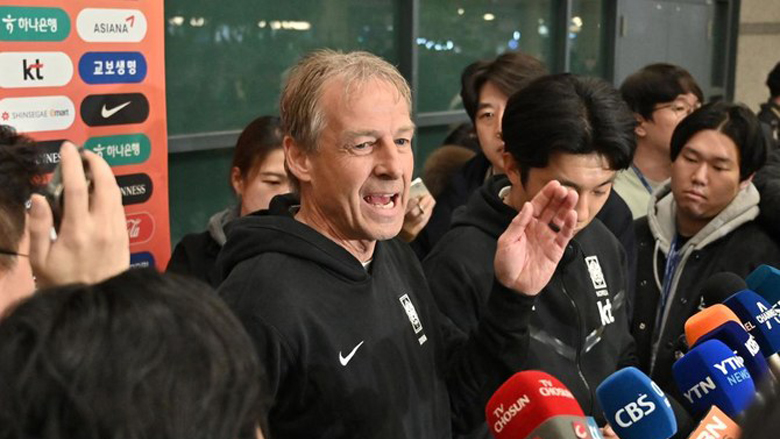 HLV Klinsmann bị NHM Hàn Quốc tổng xỉ vả ở sân bay, vẫn cười nói khẳng định 'không thất bại' - Ảnh 1