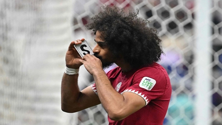 Giải mã màn ảo thuật của tiền đạo Qatar trong trận chung kết Asian Cup 2023 - Ảnh 1