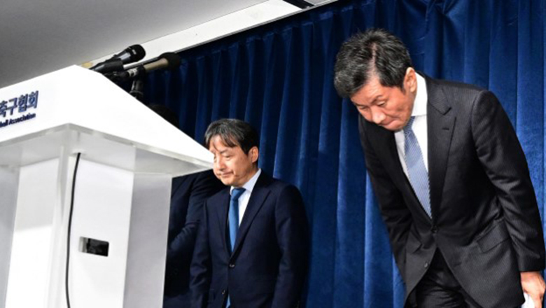 Chủ tịch LĐBĐ Hàn Quốc cúi đầu xin lỗi người hâm mộ vì Klinsmann - Ảnh 1