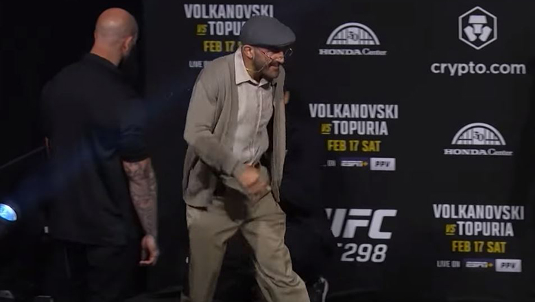 Volkanovski hóa trang thành ông lão, giả vờ ngủ trong buổi họp báo UFC 298 - Ảnh 1