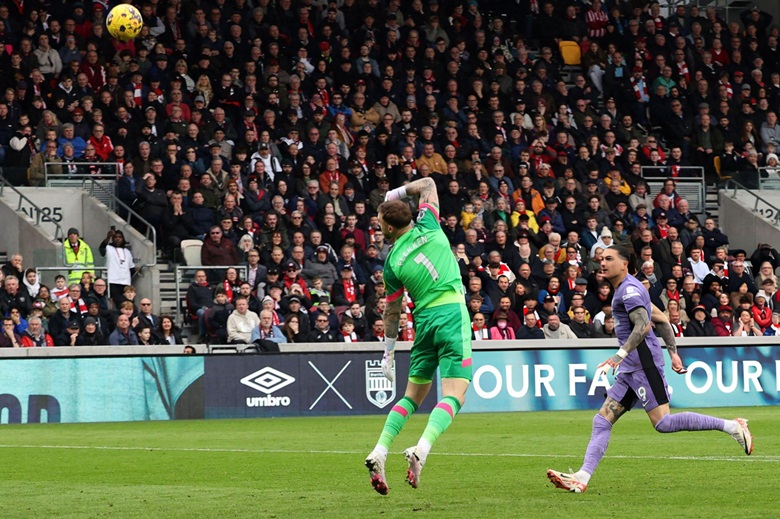 Kết quả bóng đá Brentford vs Liverpool: Salah tái xuất như mơ, vượt khó giữ đỉnh - Ảnh 1