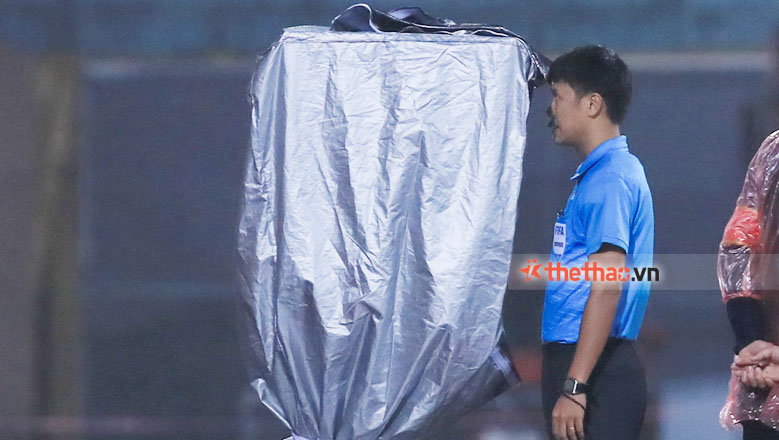 Ngoại binh đánh nguội thô thiển, TPHCM rơi vào cảnh thiếu người trước Hà Nội FC chỉ sau 3 phút - Ảnh 2