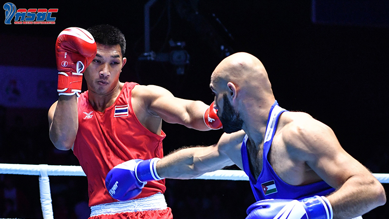 Võ sĩ Boxing Thái Lan thắng trận mở màn vòng loại Olympic sau 8 tháng dưỡng thương - Ảnh 1
