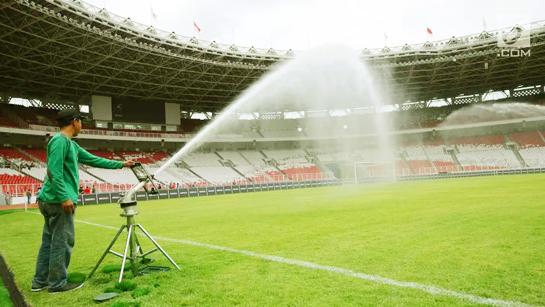 Mặt cỏ sân Bung Karno bị hư hại nặng, Indonesia phải vá víu theo yêu cầu của đoàn thanh tra FIFA - Ảnh 1