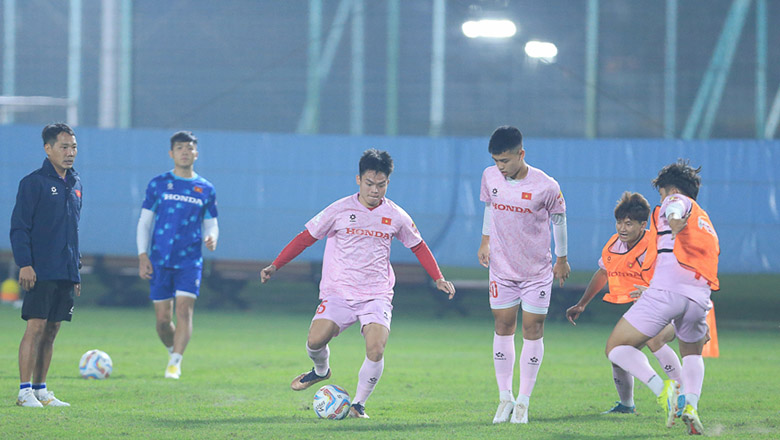 U23 Việt Nam chia tay em họ Công Phượng trước ngày du đấu - Ảnh 1