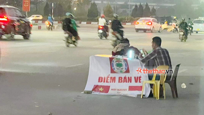 Vé trận Việt Nam vs Indonesia ế ẩm, dân phe chỉ bán chênh 10.000 đồng/vé mà không ai hỏi mua - Ảnh 1