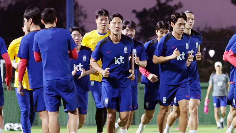 Trước trận gặp Thái Lan, HLV tuyển Hàn Quốc lo ngại nắng nóng - Ảnh 1