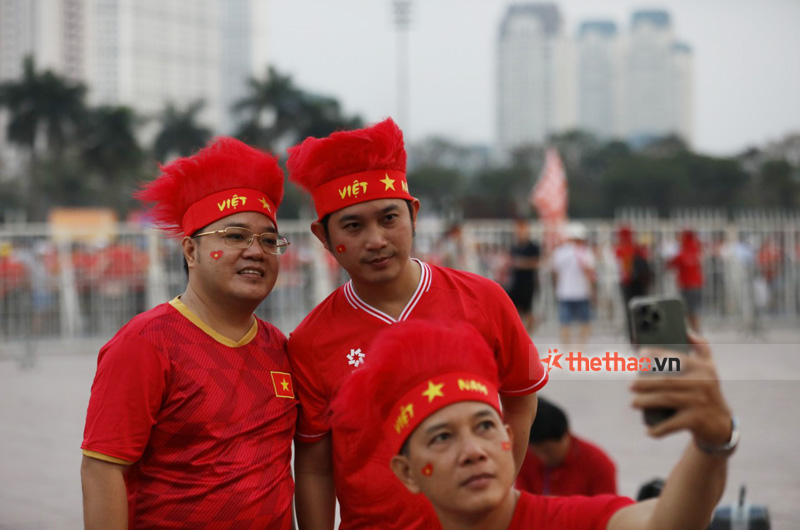Chùm ảnh: Cổ động viên Việt Nam nhuộm đỏ Mỹ Đình  - Ảnh 1